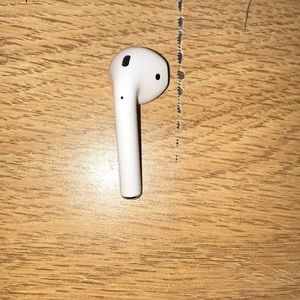 Right Apple gen 1 air pod